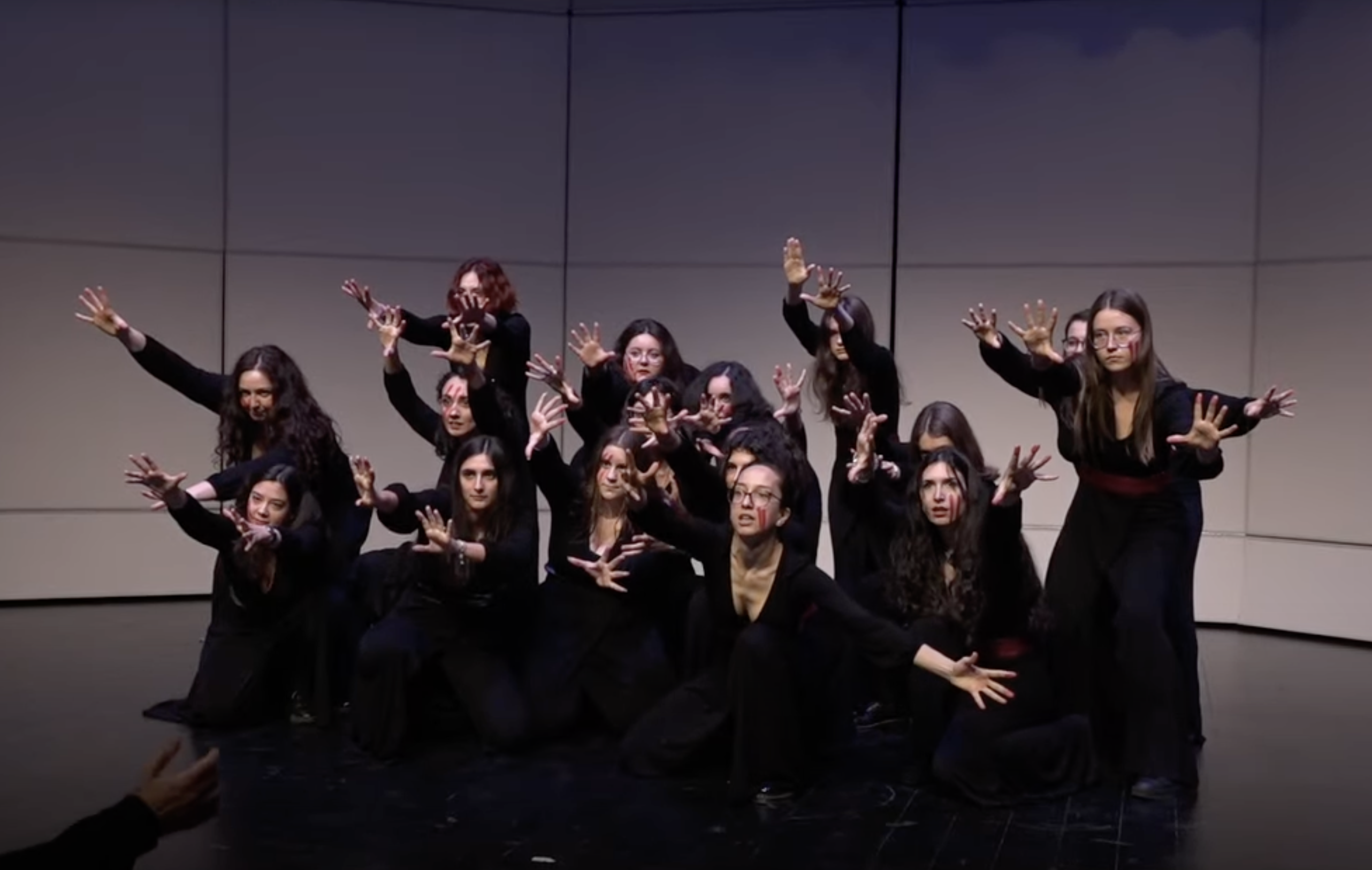 Ragazze del coro controcanto al termine della performance al Concorso di Vittorio Veneto